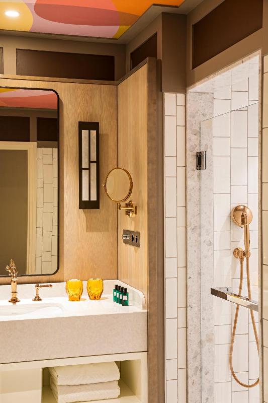 Premium Luxury Queen Room with One Queen Bed and Courtyard or Rue Scribe View image 3