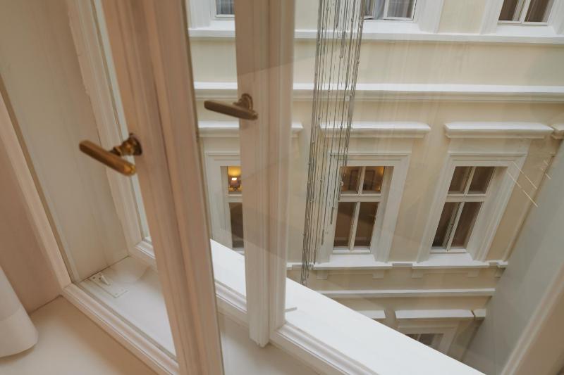 Standard Double Room with Atrium View image 4