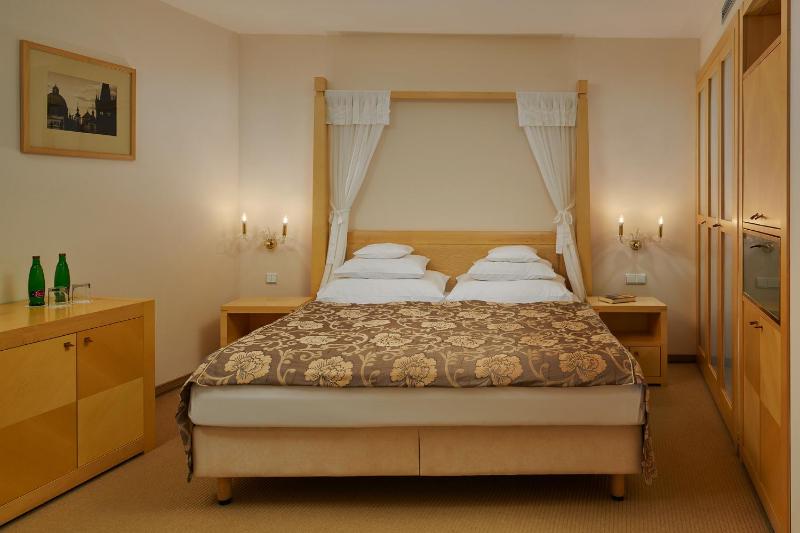 Standard Double Room with Atrium View image 1