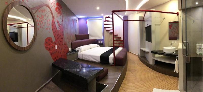 Queen Suite with Spa Bath image 1