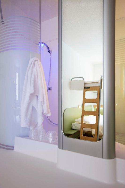 Standard Room with 1 Double and 1 Single Bed image 2