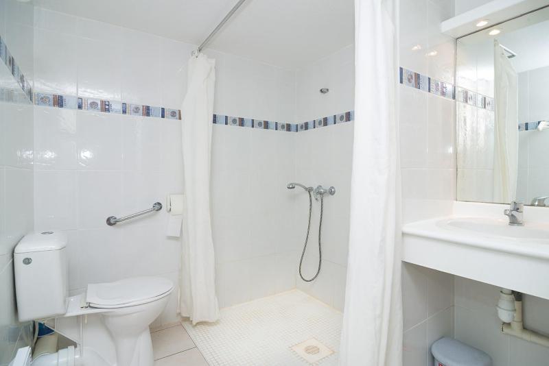 One Bedroom Apartment (4 Adults) - Disability Access image 3