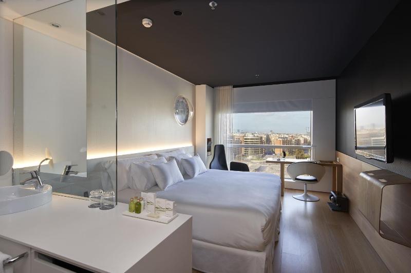 Deluxe Double Room with City View image 1