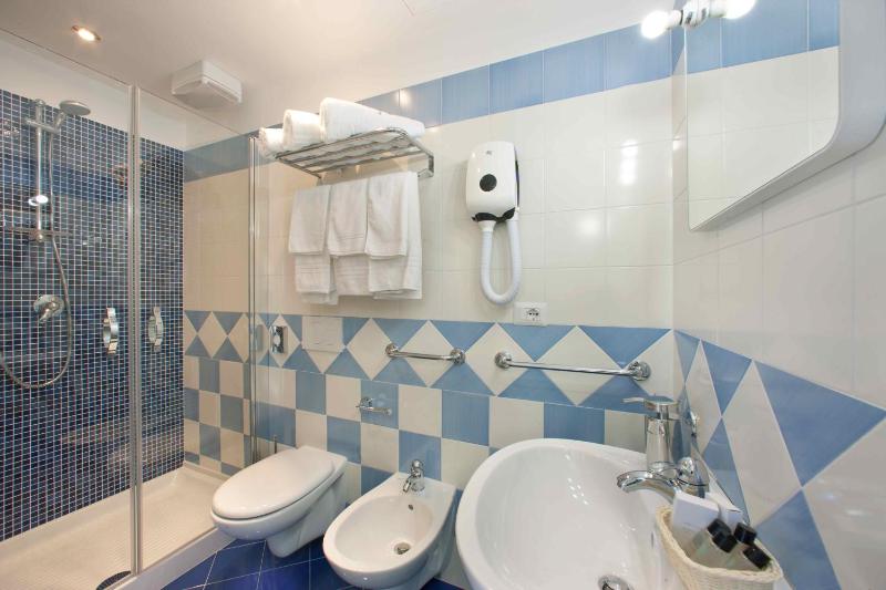 Double Room with Sea View and Balcony - Split Level image 3