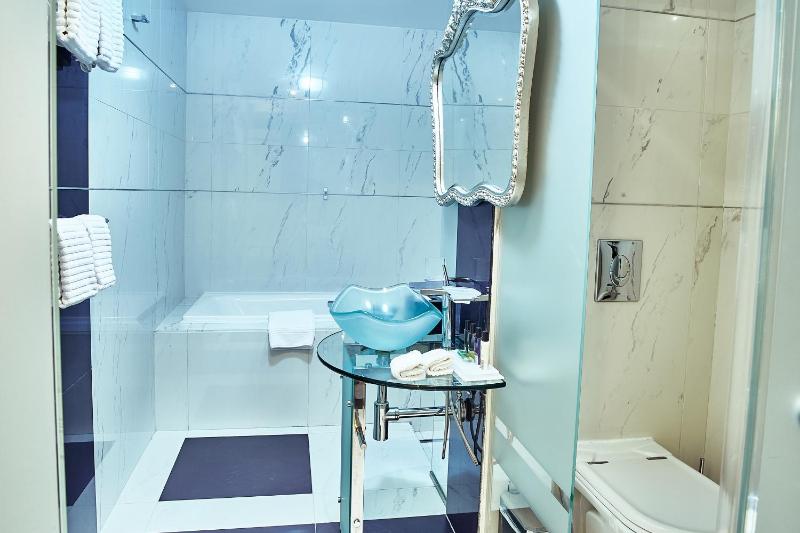 Standard Twin Room image 2