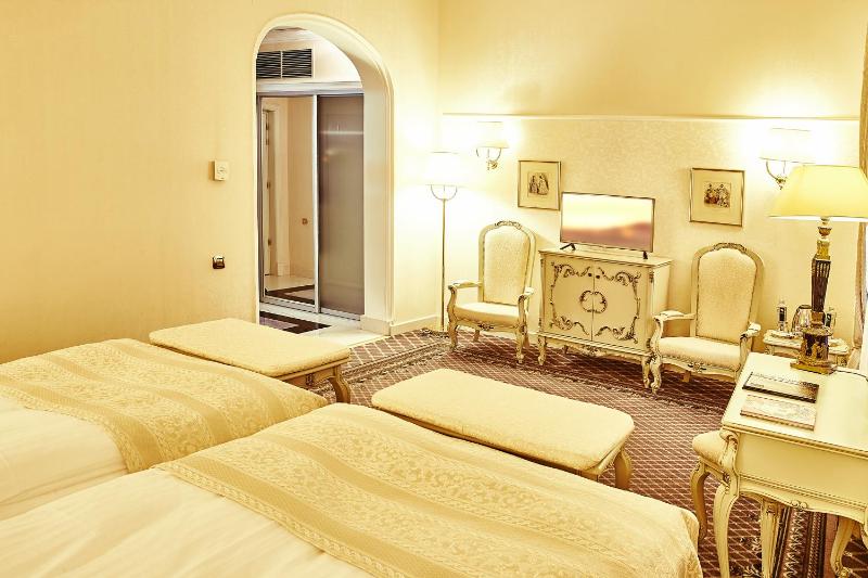 Standard Twin Room image 4