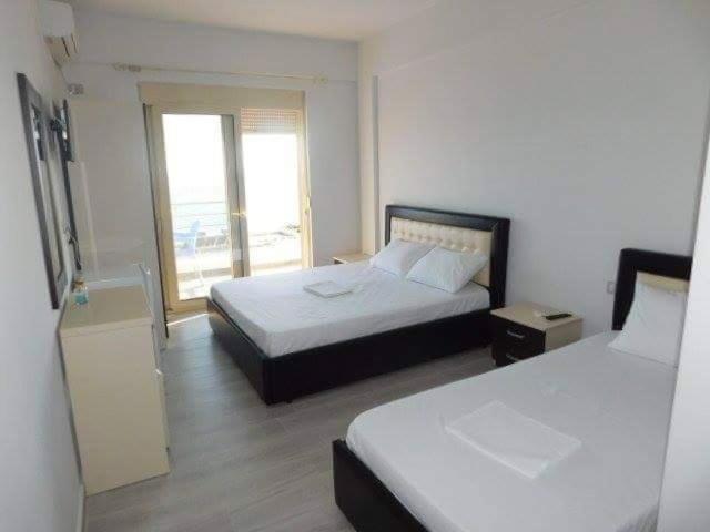 Triple Room with Sea View image 2