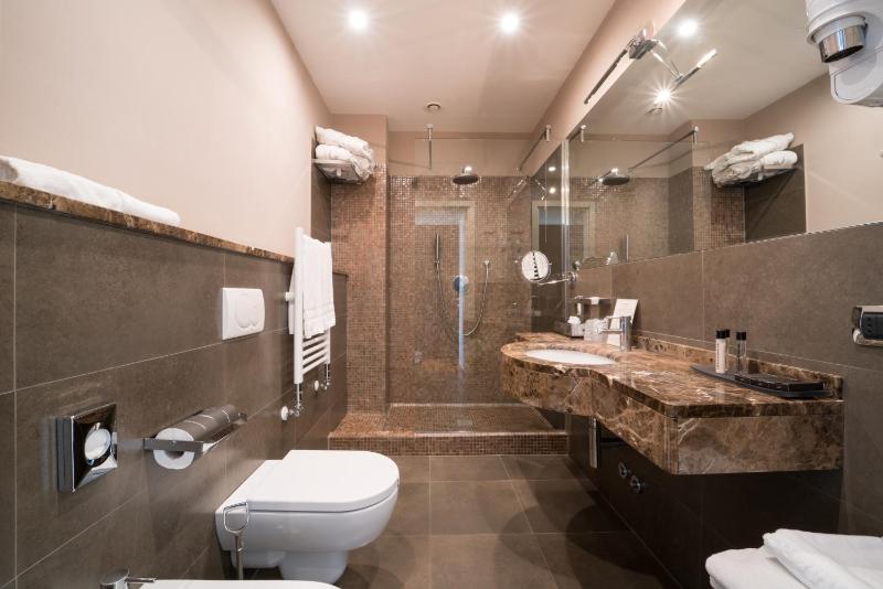 Deluxe Double or Twin Room with Sea View image 4