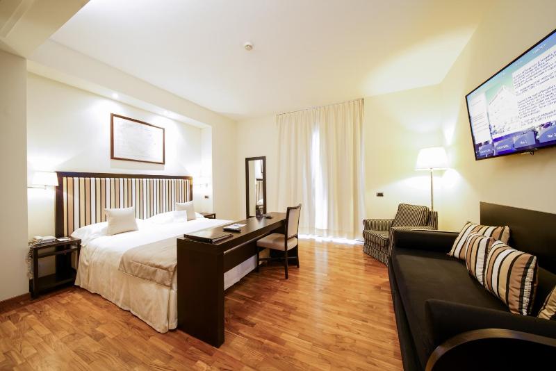 Deluxe Double or Twin Room with Sea View image 3
