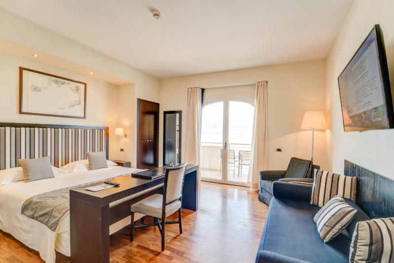 Deluxe Double or Twin Room with Sea View image 2
