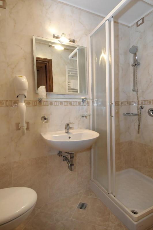 Classic Triple Room image 2