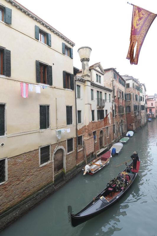 Superior Double Room with Canal View image 2