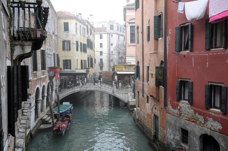 Superior Double Room with Canal View image 3
