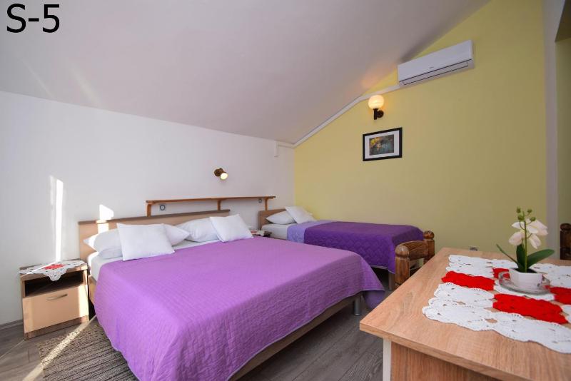 Triple Room with Private Bathroom and Balcony image 1