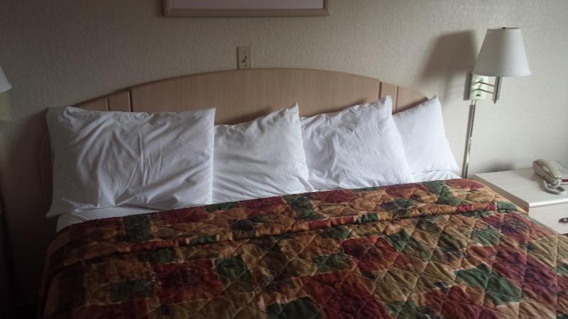 Queen Room with Two Queen Beds - Non-Smoking image 3