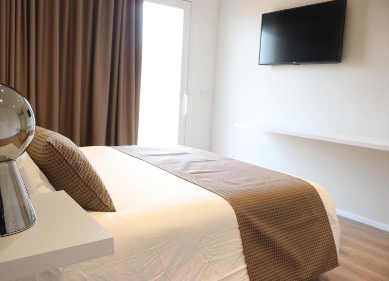 Deluxe Double Room with Private Bathroom image 1