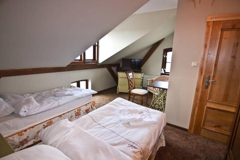 Twin Room image 3