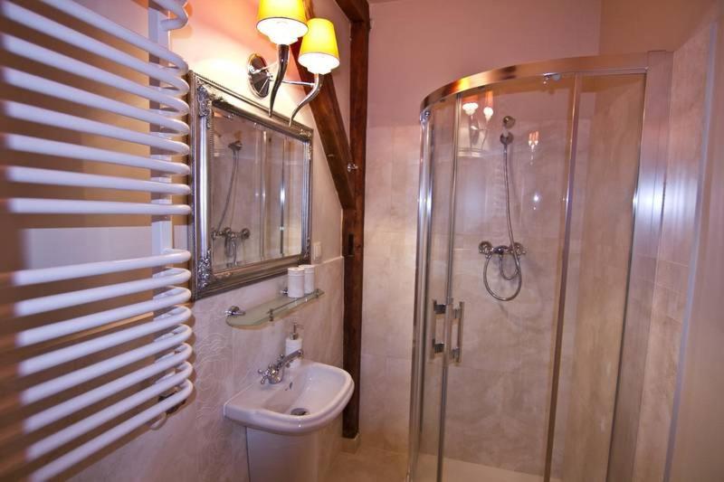 Twin Room image 4