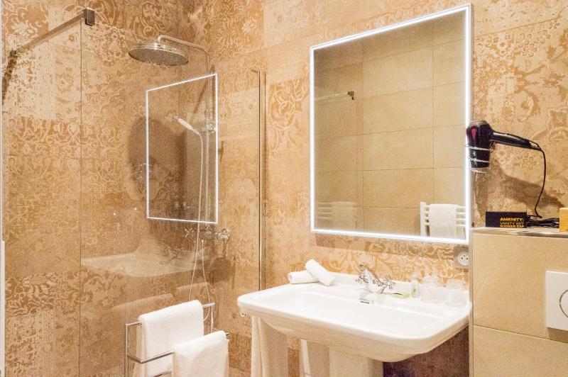 Superior Double Room image 4