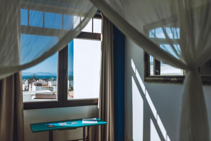 Double Room with Private Bathroom and Sea View image 2
