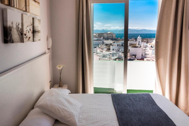 Double Room with Private Bathroom and Sea View image 3