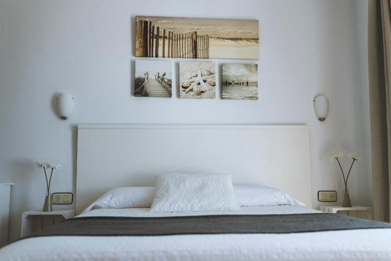 Double Room with Private Bathroom and Sea View image 4