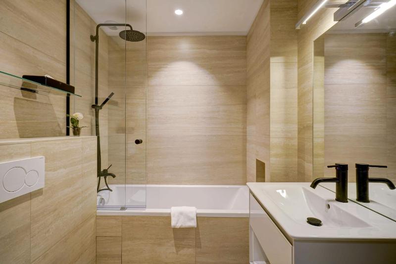 One-Bedroom Apartment at 44 image 3