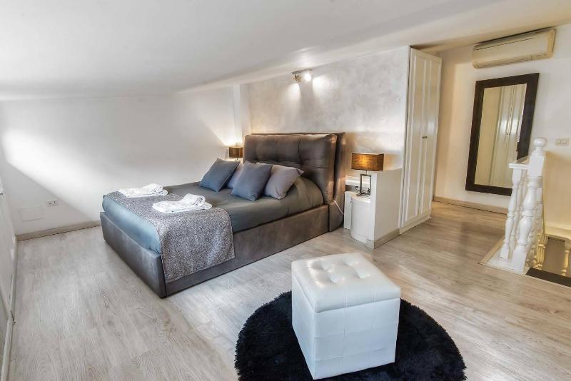 One-Bedroom Apartment - Split Level image 4