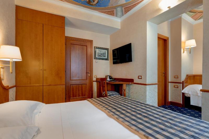 Triple Room with Balcony image 4