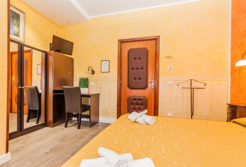 Comfort Triple Room with Shower image 3