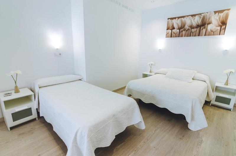 Triple Room with Private Bathroom image 2
