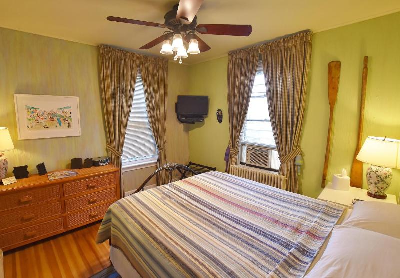 Queen Room with Shared Bathroom image 2