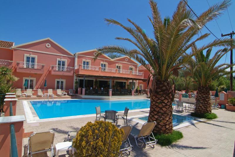 Deluxe Double or Twin Room with Pool View image 1