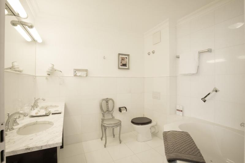 Deluxe Room image 4