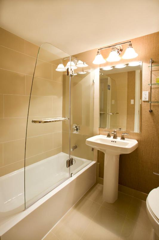 Ocean Tower Deluxe King Room  image 2