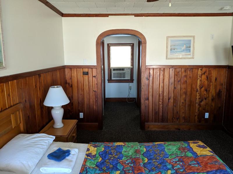 Queen Room with Pool View-no pets allowed image 4