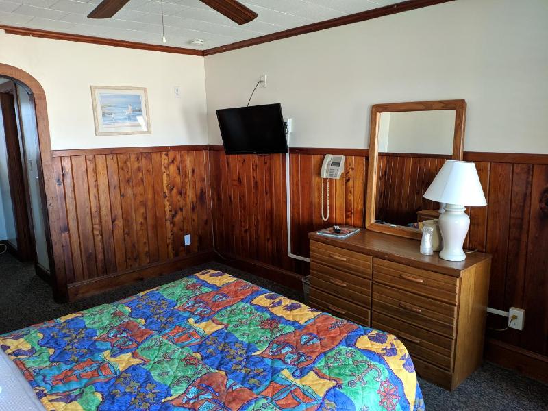 Queen Room with Pool View-no pets allowed image 2