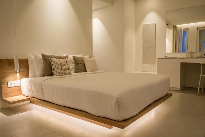 Luxury Double with Outdoor Hot Tub and Partial Sea View  image 3