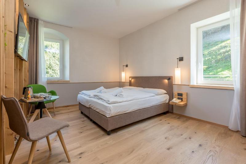 Deluxe Double or Twin Room image 4
