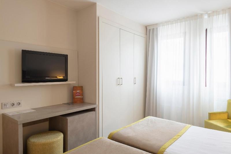 Double or Twin Room image 3
