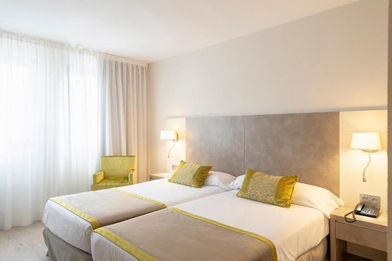 Double or Twin Room image 4
