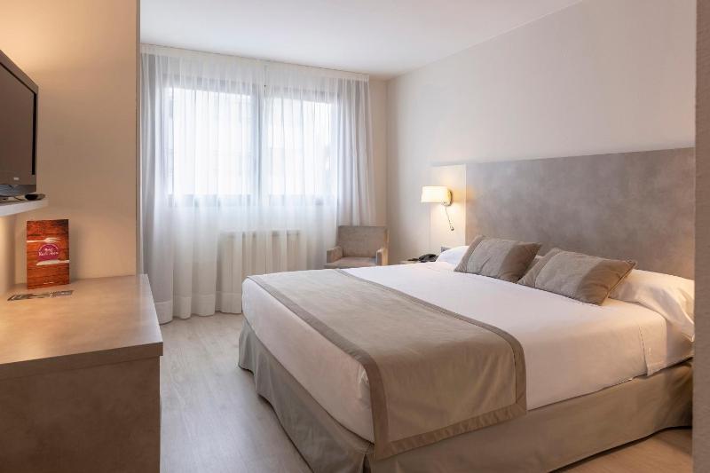 Double or Twin Room image 2
