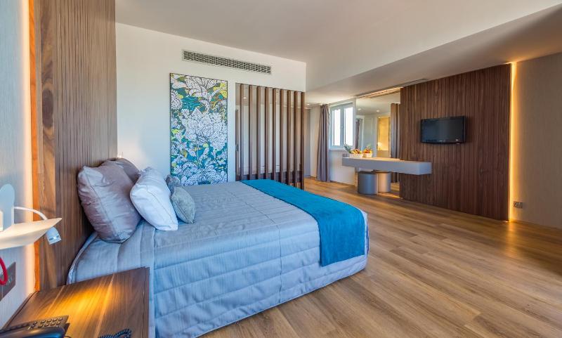 Superior Double Room with Sea View image 4
