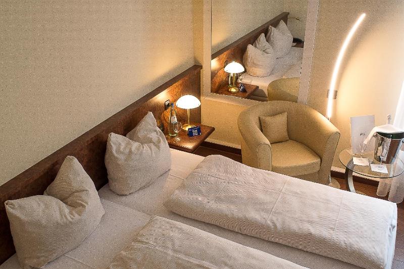 Double Room image 2