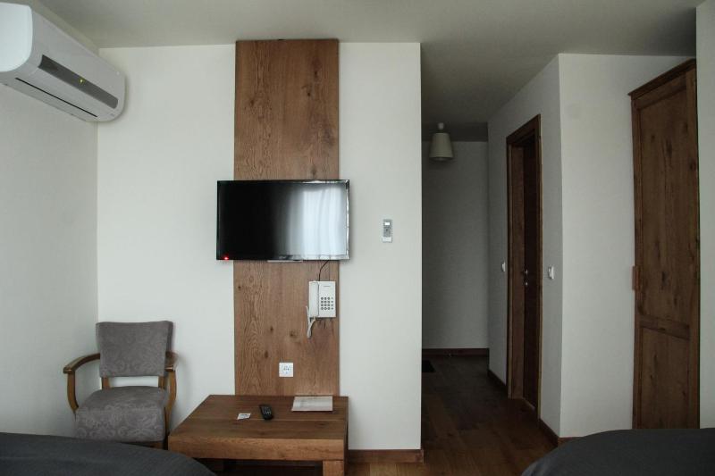 Twin Room with Bathroom image 1
