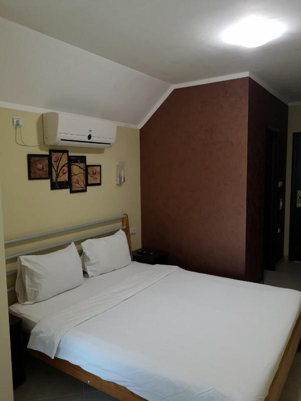 Double Room with Balcony image 3
