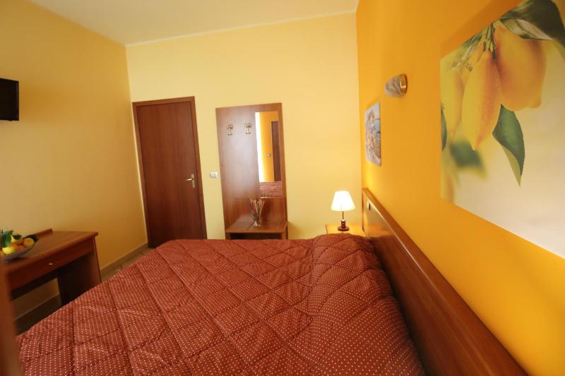 Deluxe Double Room with Balcony image 3