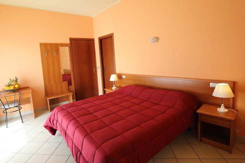 Deluxe Double Room with Balcony image 4