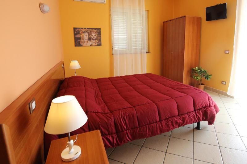 Deluxe Double Room with Balcony image 3