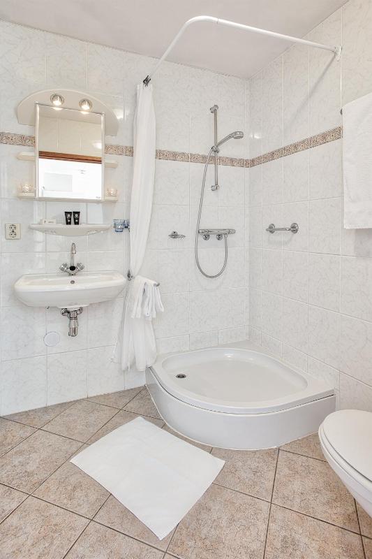 Budget Double Room image 4